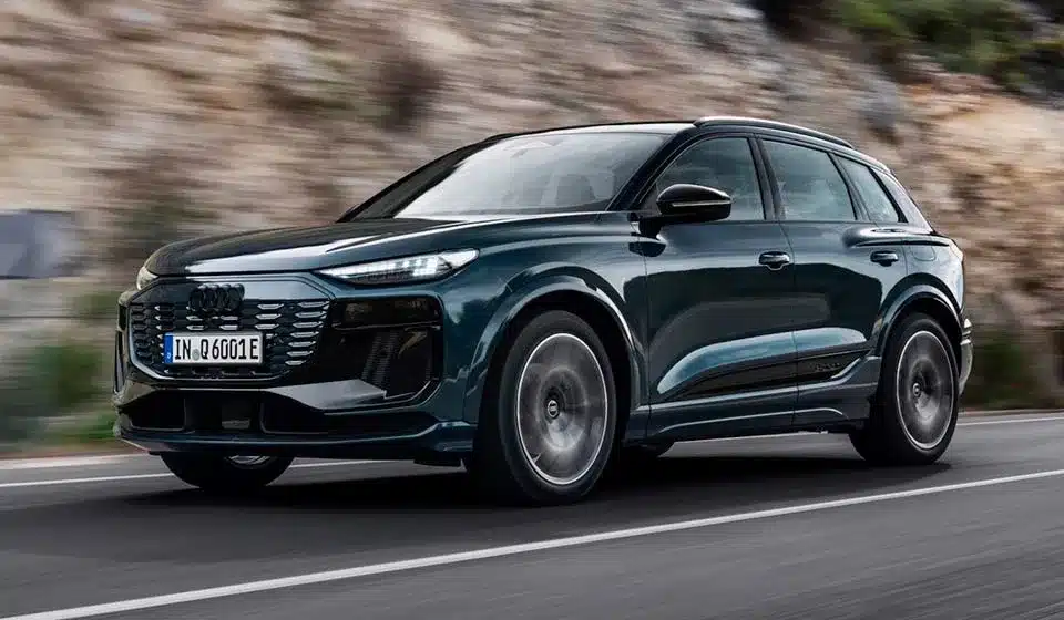 Audi A6 e-tron SUV azul a circular em estrada de montanha, carro elétrico premium com até 753 km de autonomia.