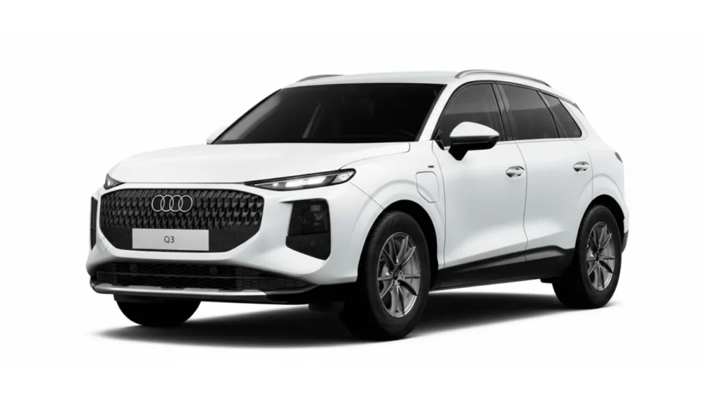 Vista lateral trasera de un Audi Q3 e-Hybrid plug-in hybrid aparcado junto al mar, mostrando su diseño moderno y eficiente.