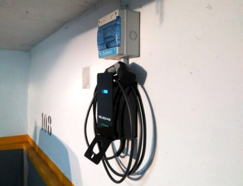 Como carregar o carro elétrico em condomínio