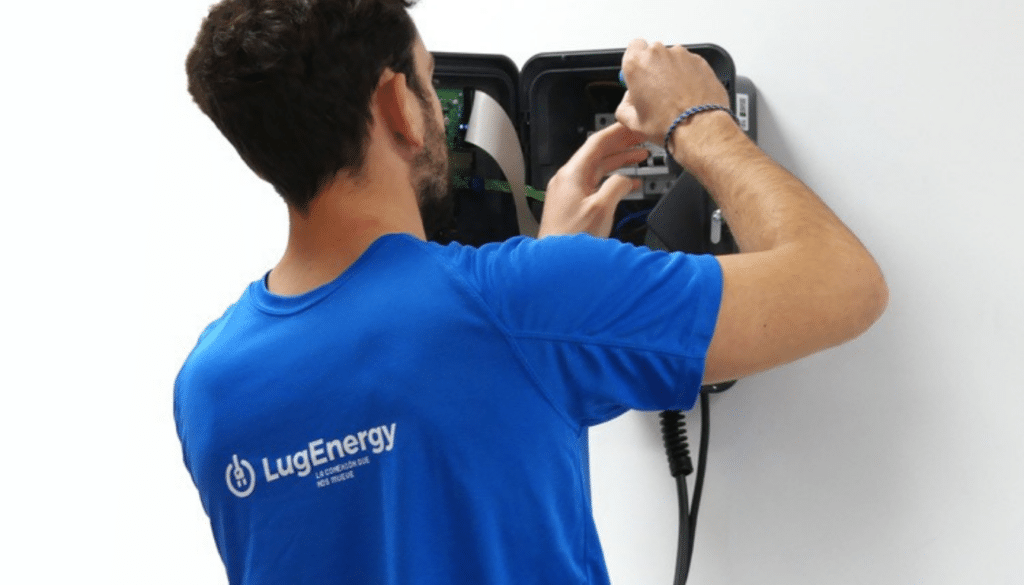Técnico da LugEnergy a instalar um carregador de carro elétrico numa parede.