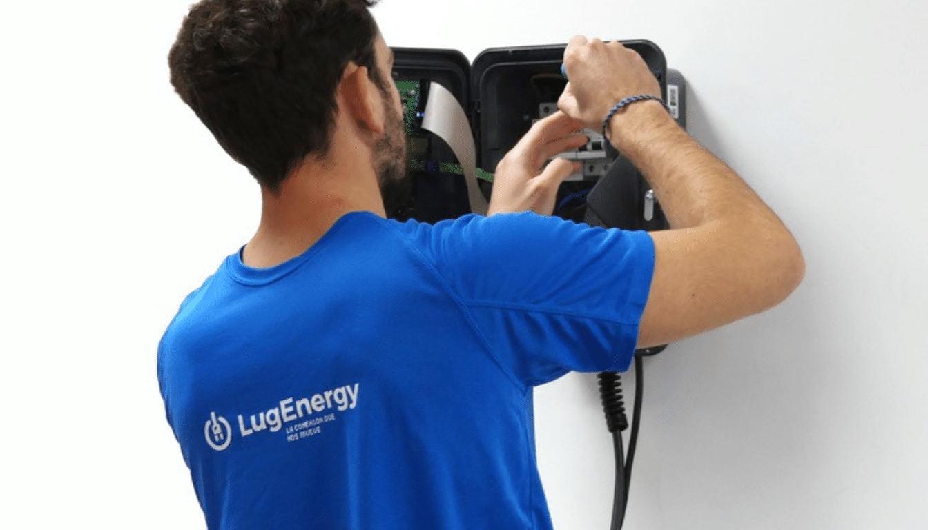 Técnico da LugEnergy a instalar um carregador de carro elétrico numa parede.
