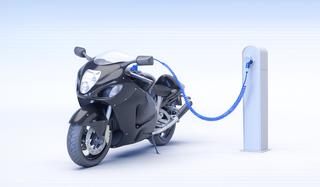 Carregador doméstico para mota elétrica ligado a moto em carregamento