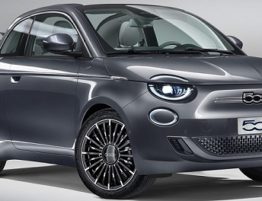 Fiat 500 elétrico com wallbox ao fundo