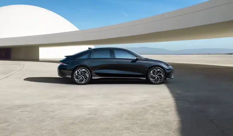 Hyundai Ioniq 6 preto em cenário futurista minimalista, berlina elétrica aerodinâmica com até 614 km de autonomia WLTP.