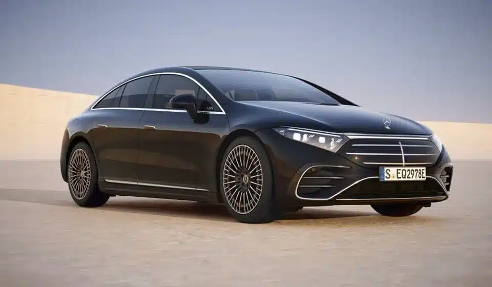 Mercedes-Benz EQS preto estacionado em estrada desértica, berlina elétrica de luxo com até 798 km de autonomia WLTP.