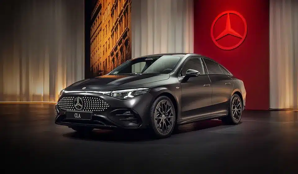 Mercedes-Benz CLA elétrico preto em estúdio com logótipo da marca, berlina compacta premium com até 790 km de autonomia.
