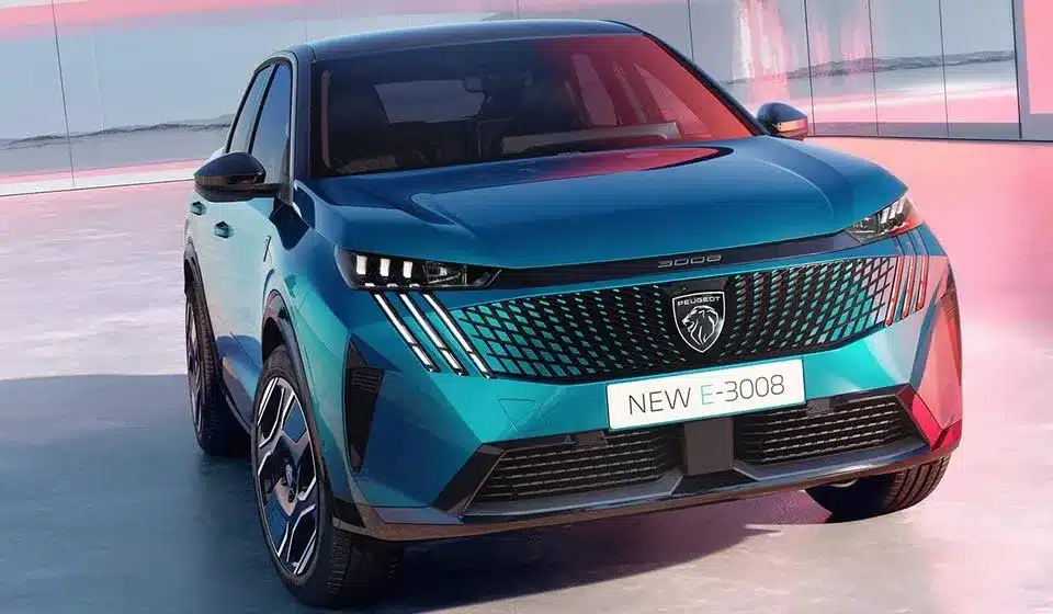 Peugeot E-3008 azul em ambiente moderno, SUV elétrico compacto com até 701 km de autonomia e design arrojado.