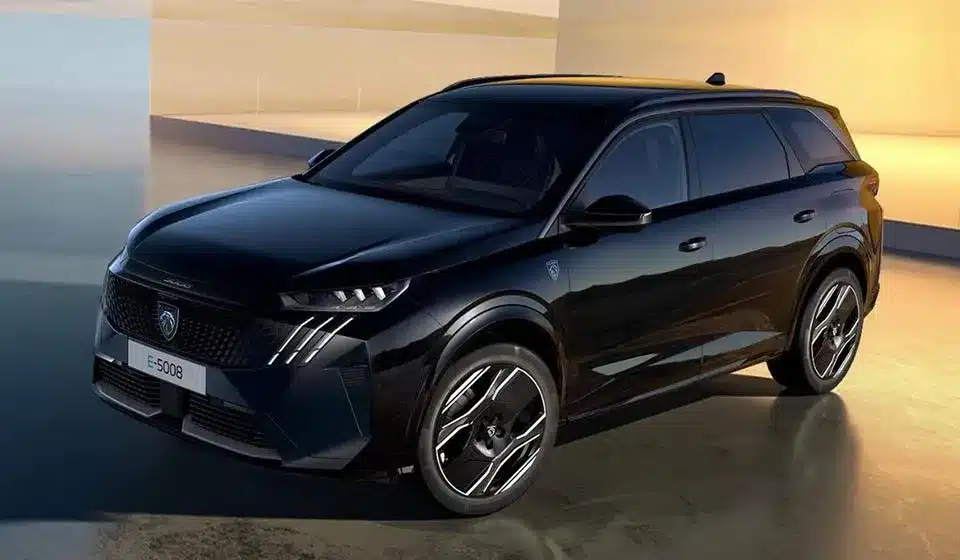 Peugeot E-5008 preto estacionado em ambiente moderno, SUV elétrico de 7 lugares com até 668 km de autonomia.