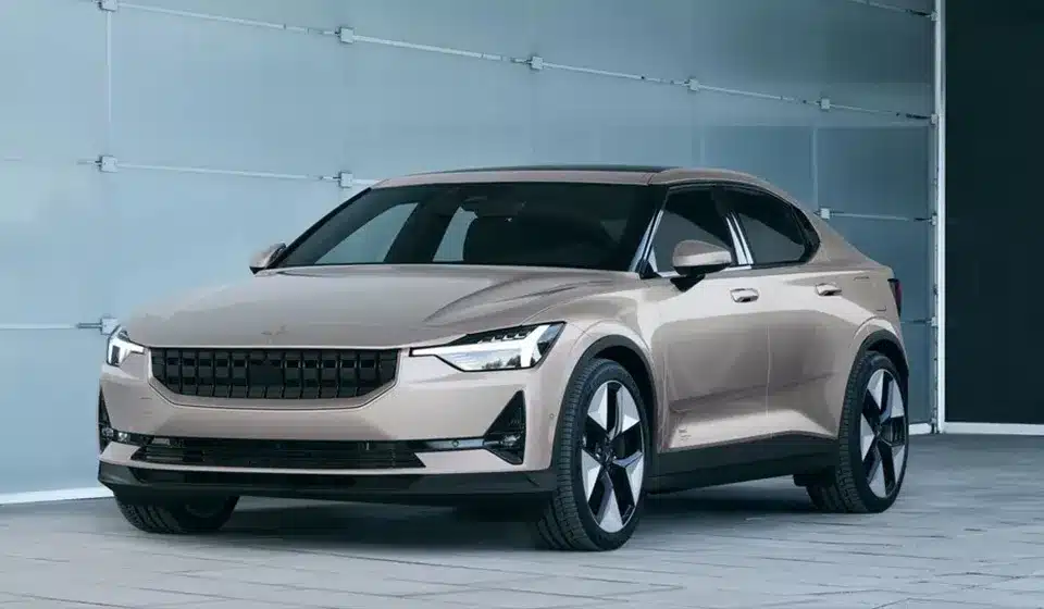 Polestar 2 Long Range bege estacionado em ambiente minimalista, fastback elétrico com até 659 km de autonomia e design escandinavo.