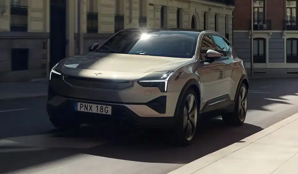 Polestar 3 Long Range dourado a circular em cidade, SUV elétrico premium com até 706 km de autonomia e design escandinavo.