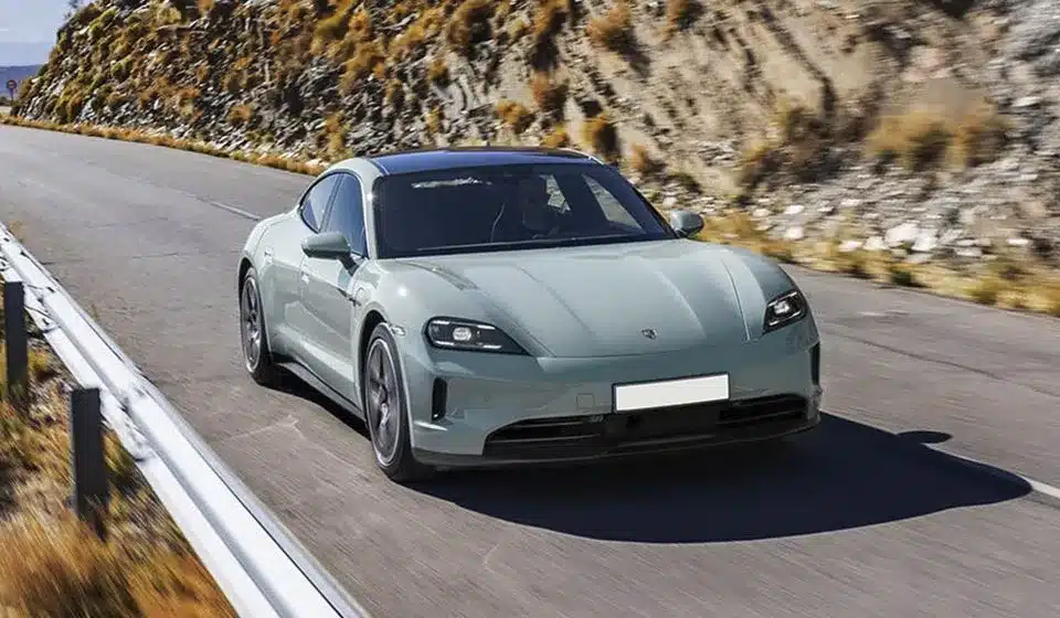 Porsche Taycan verde a circular em estrada de montanha, berlina elétrica desportiva com até 710 km de autonomia WLTP.