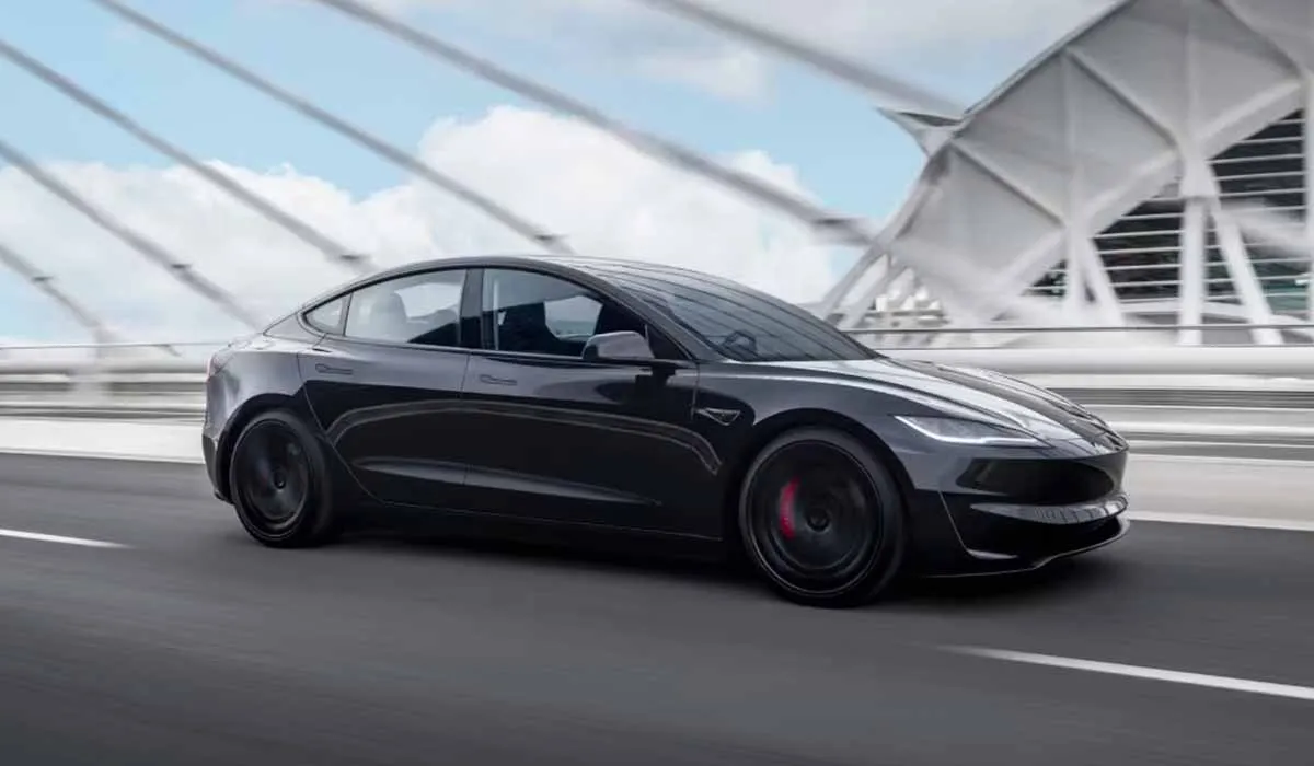 Tesla Model 3 Long Range preto a circular em ponte moderna, berlina elétrica compacta com até 629 km de autonomia.
