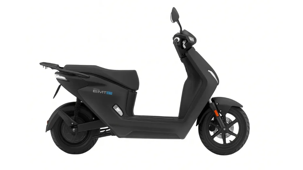 Honda EM1 e:, scooter elétrica em preto mate com design moderno e compacto, ideal para mobilidade urbana sustentável em Portugal.