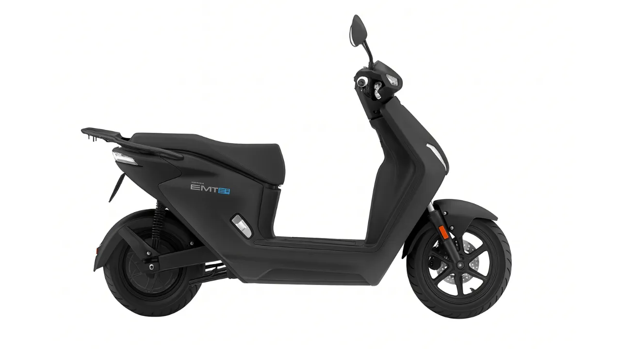 Honda EM1 e:, scooter elétrica em preto mate com design moderno e compacto, ideal para mobilidade urbana sustentável em Portugal.