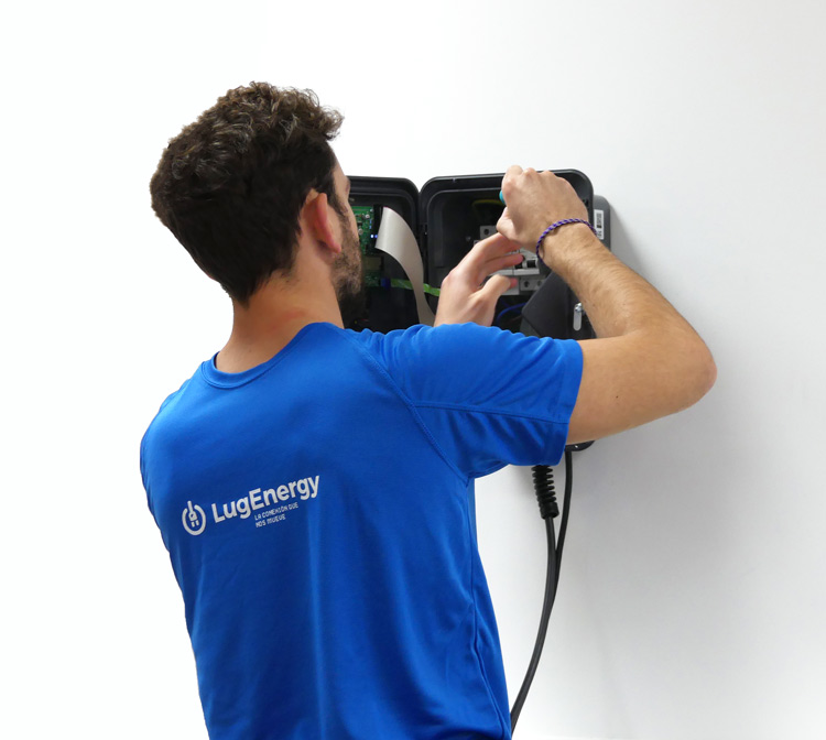 Técnico da LugEnergy instalando carregador de carros elétricos